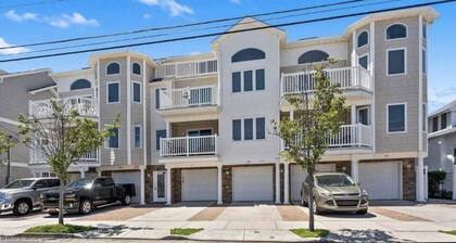 Spacious 5 Bedroom Family Condo - 1 Block From Beach