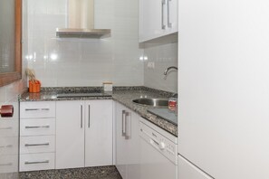 Réfrigérateur, micro-ondes, plaque de cuisson, lave-vaisselle