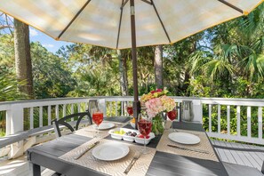 Outdoor dining - Spacious home, easy beach access (Kiawah Island)