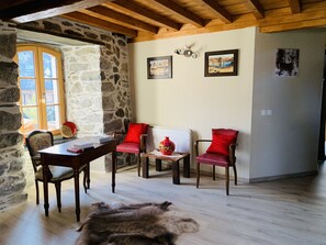 Interior - Beautifully renovated 18th century house (Arras-en-Lavedan)