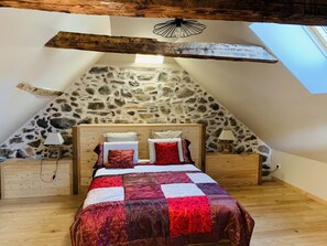 4 bedrooms, iron/ironing board, free WiFi, bed sheets - Beautifully renovated 18th century house (Arras-en-Lavedan)