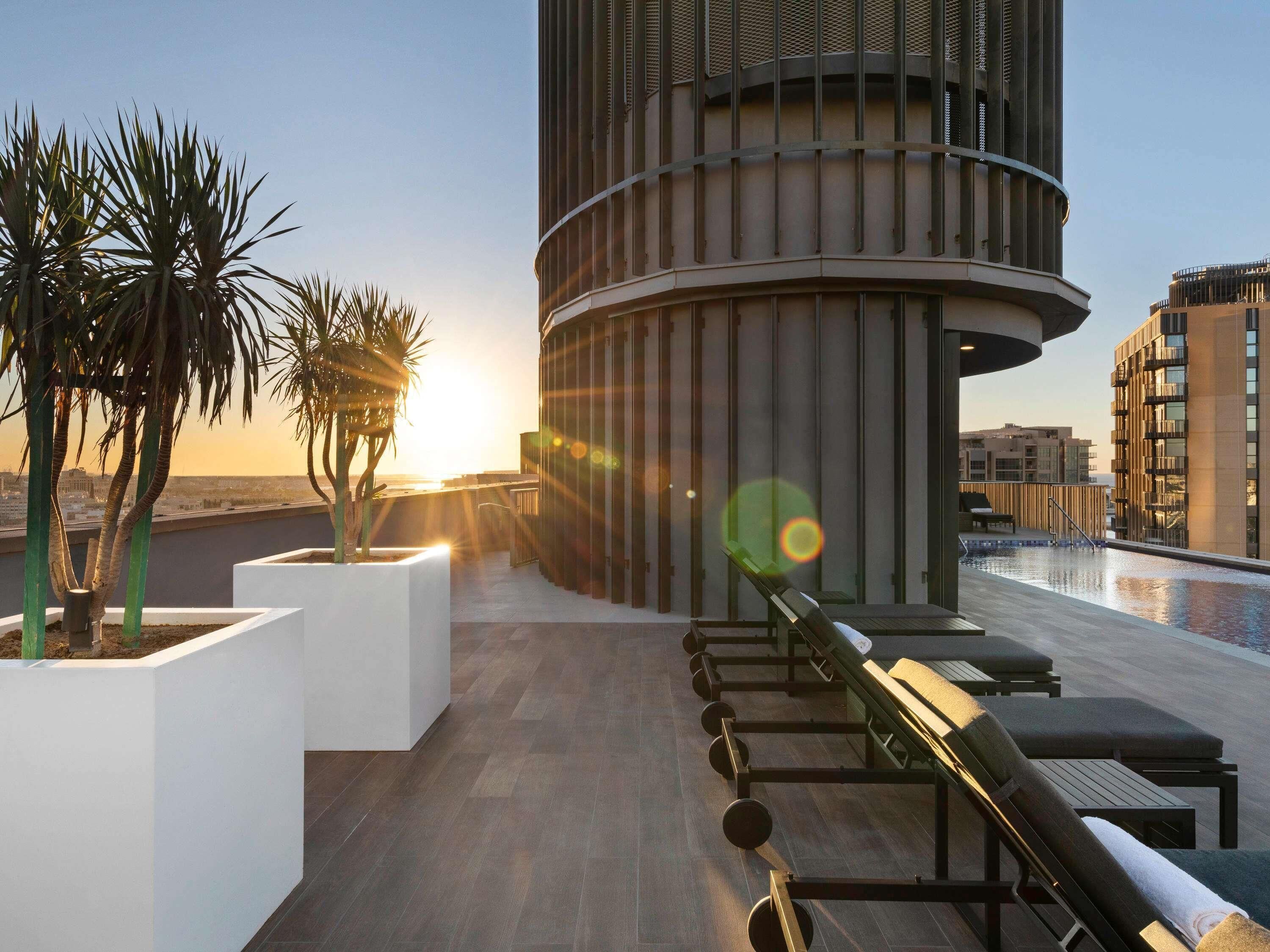 室外游泳池，08:00 至 20:00 开放，池畔遮阳伞，现场救生员