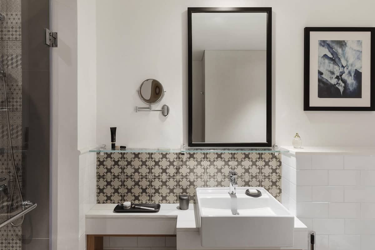 1 bedroom, hypo-allergenic bedding, memory-foam beds