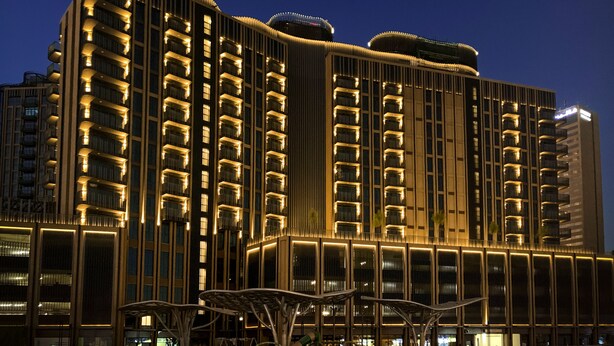 Un hotel moderno de gran altura con múltiples balcones y un diseño arquitectónico actual.