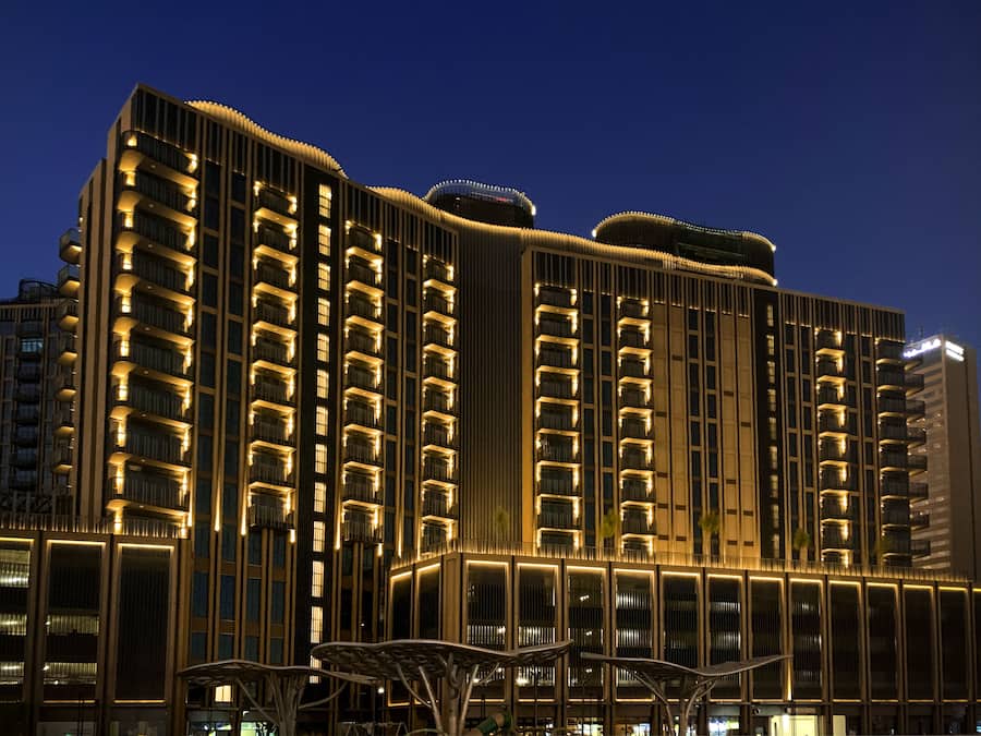 Un hôtel de grande hauteur doté de nombreux balcons et d’une architecture moderne.