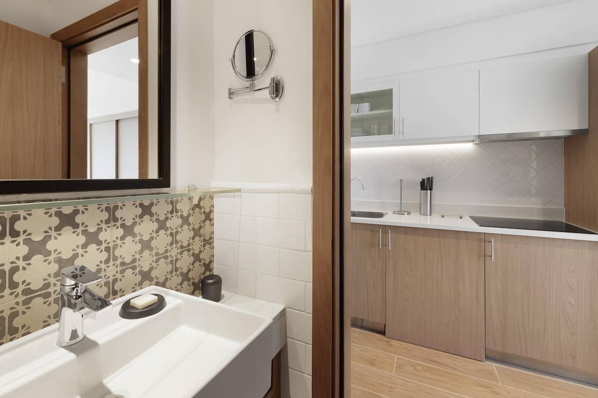 1 개의 침실, 저자극성 침구, 메모리폼 침대, 각각 다른 스타일의 인테리어