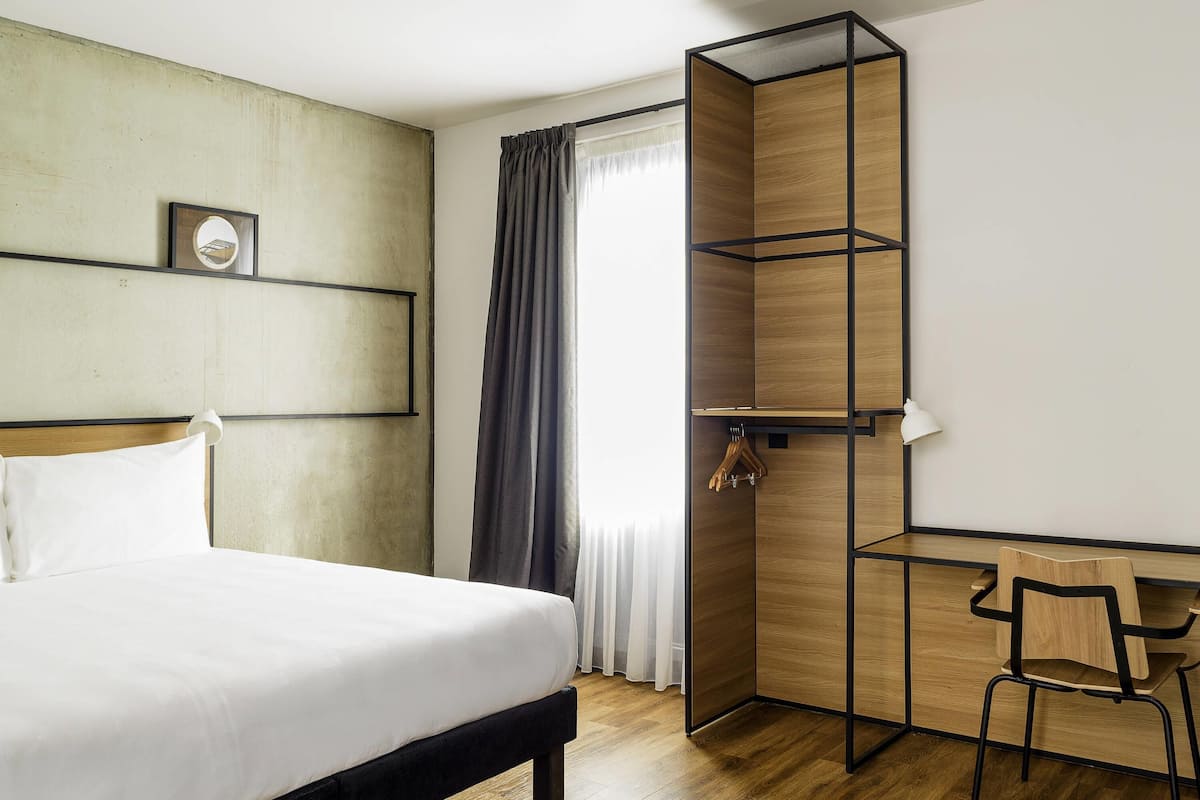 Accessible Double Room with wet room Ensuite | Desk, laptop workspace, soundproofing, free WiFi