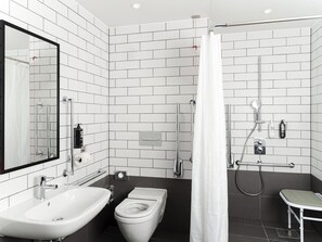 Dusche, umweltfreundliche Kosmetikartikel, Haartrockner, Handtücher