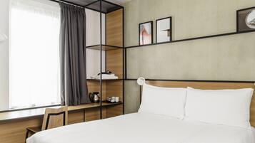 Standard Double Room, Ensuite | Desk, laptop workspace, soundproofing, free WiFi