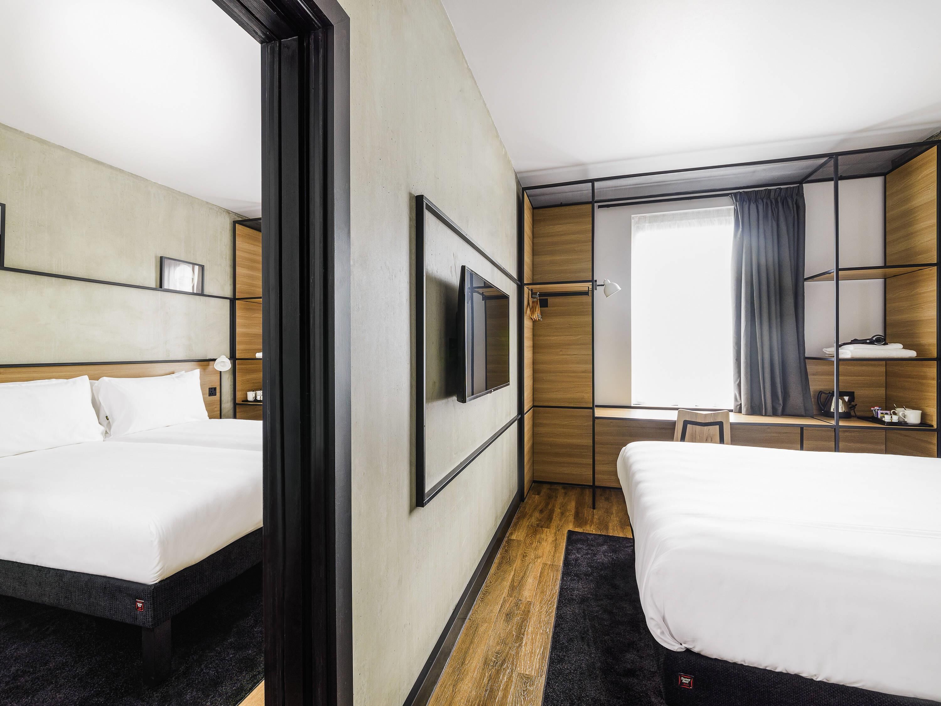 Suite familiar, 2 llits dobles | Escriptori i espai de treball apte per a portàtils 