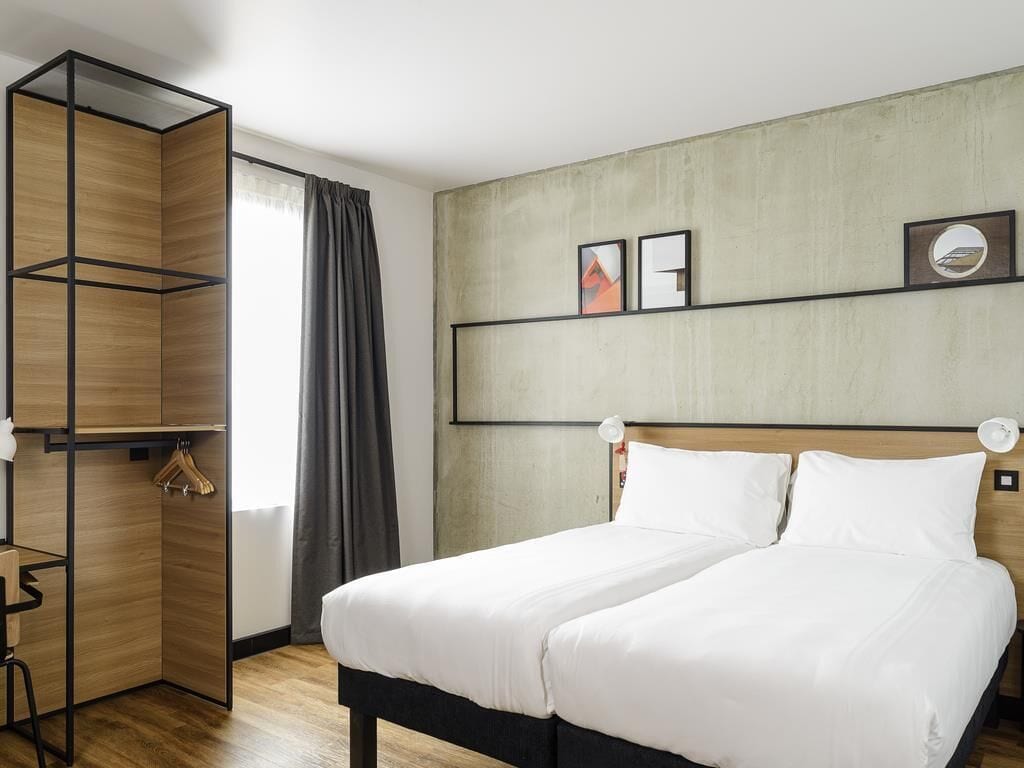 Accessible Twin Room with wet room Ensuite | Desk, laptop workspace, soundproofing, WiFi (free)