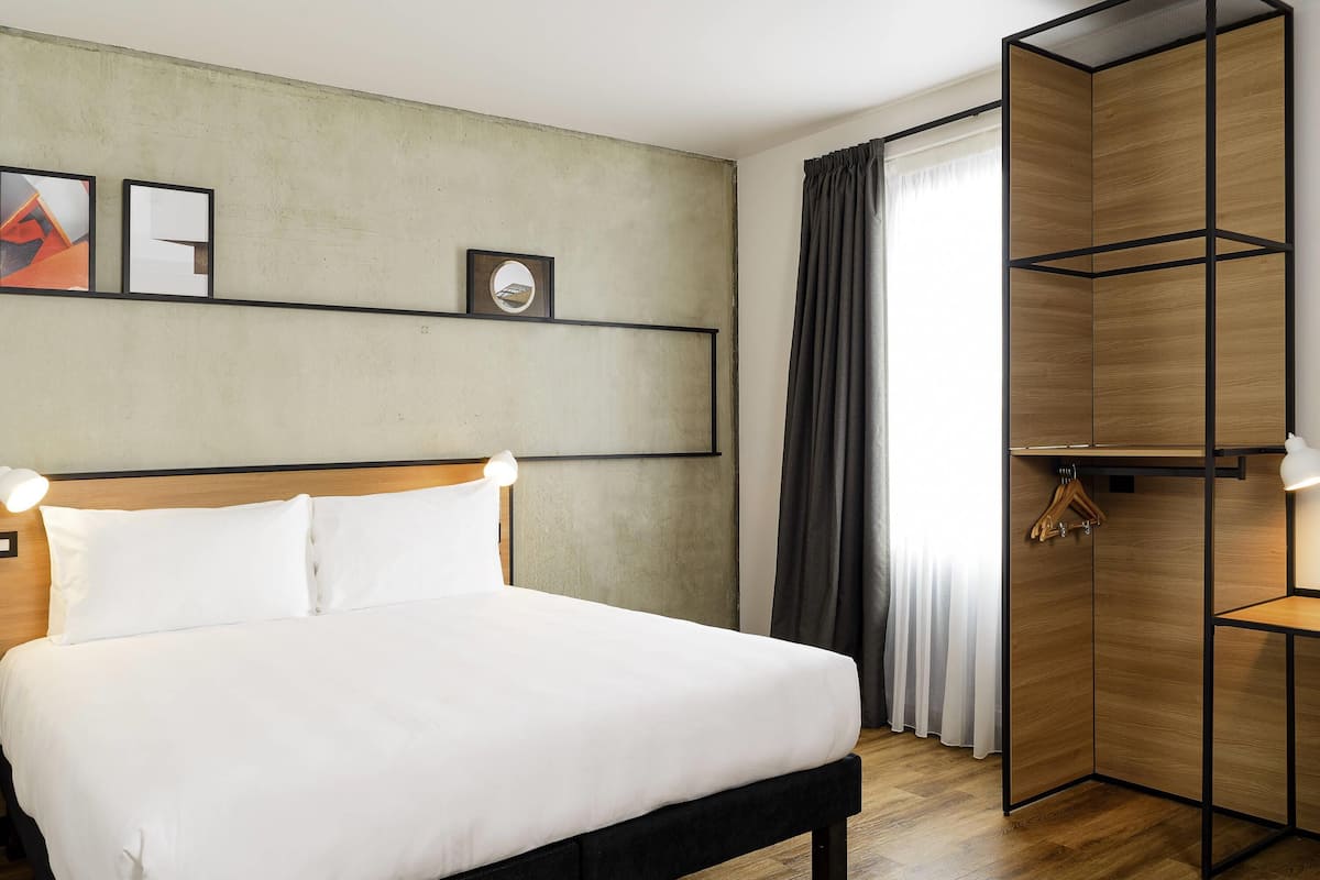 Doppelzimmer, mit Bad | Schreibtisch, laptopgeeigneter Arbeitsplatz, schallisolierte Zimmer