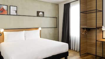 Accessible Double Room with wet room Ensuite | Desk, laptop workspace, soundproofing, free WiFi