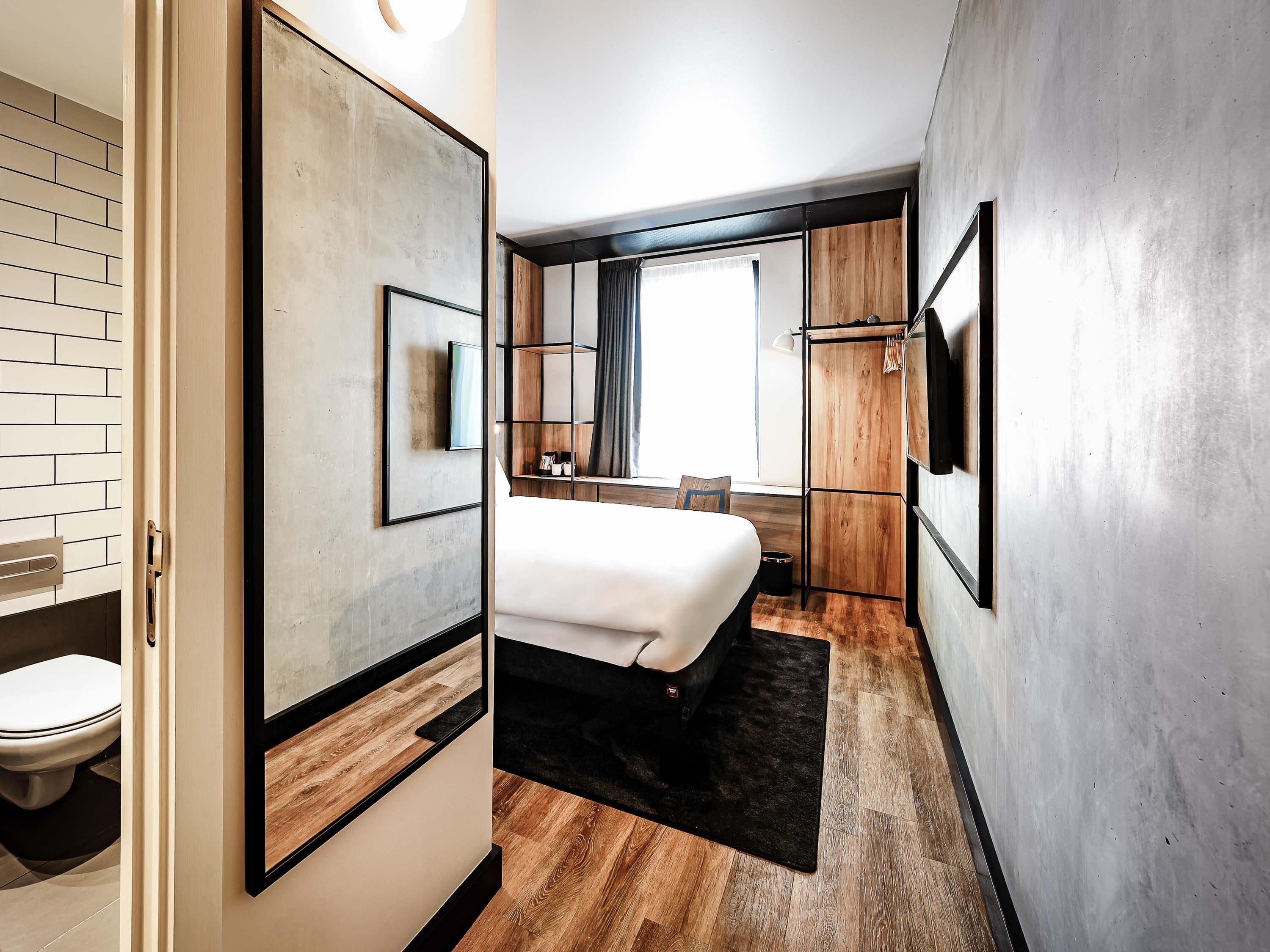 Bureau, espace de travail pour ordinateur portable