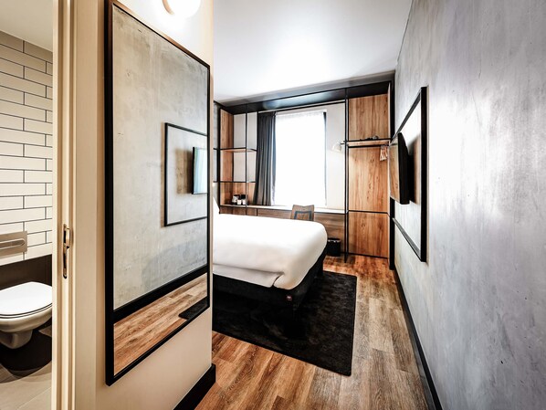 Desk, laptop workspace, soundproofing, free WiFi