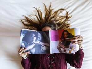 Sengetøy av topp kvalitet, senger med overmadrass og skrivebord