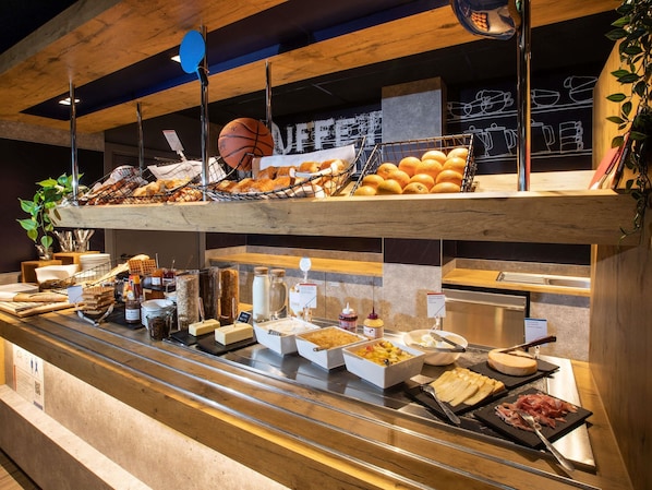 Tägliches Frühstücksbuffet (9.90 EUR pro Person)
