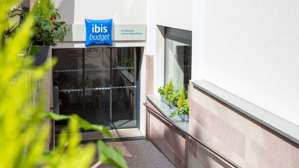 L’entrée d’un hôtel, avec une enseigne indiquant « ibis budget Hotels » et « Strasbourg Centre Républicain ».