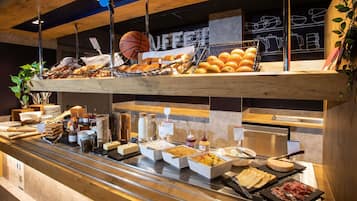 Colazione a buffet, servita tutte le mattine (9.90 EUR a persona)