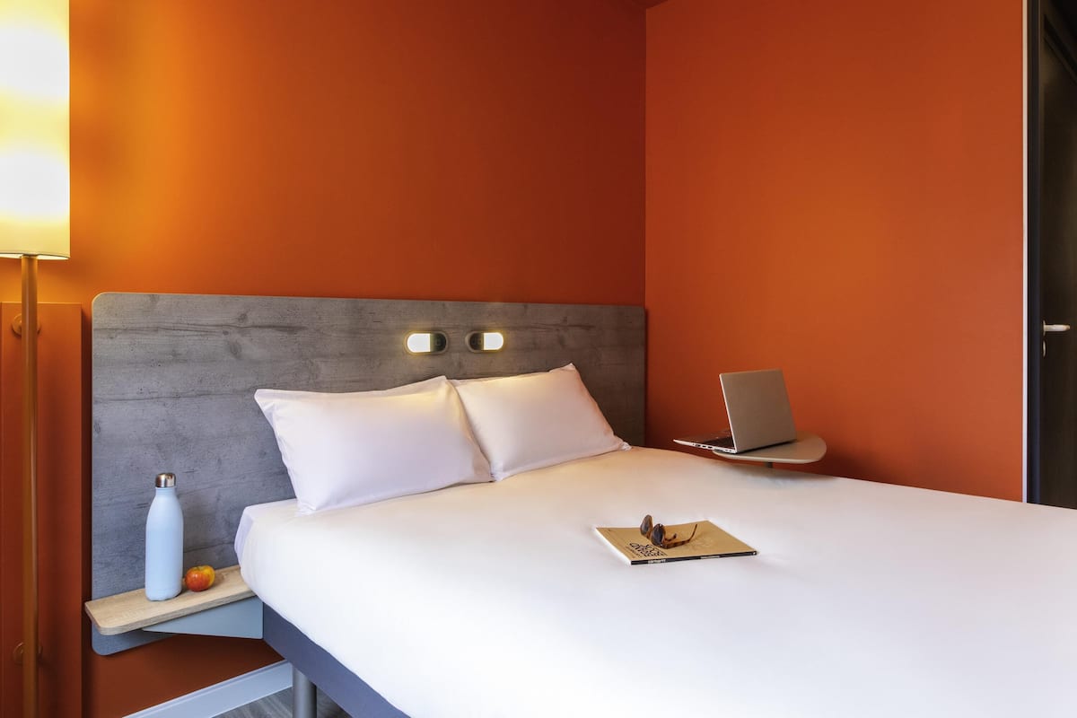 Premium bedding, pillowtop beds, desk, blackout drapes