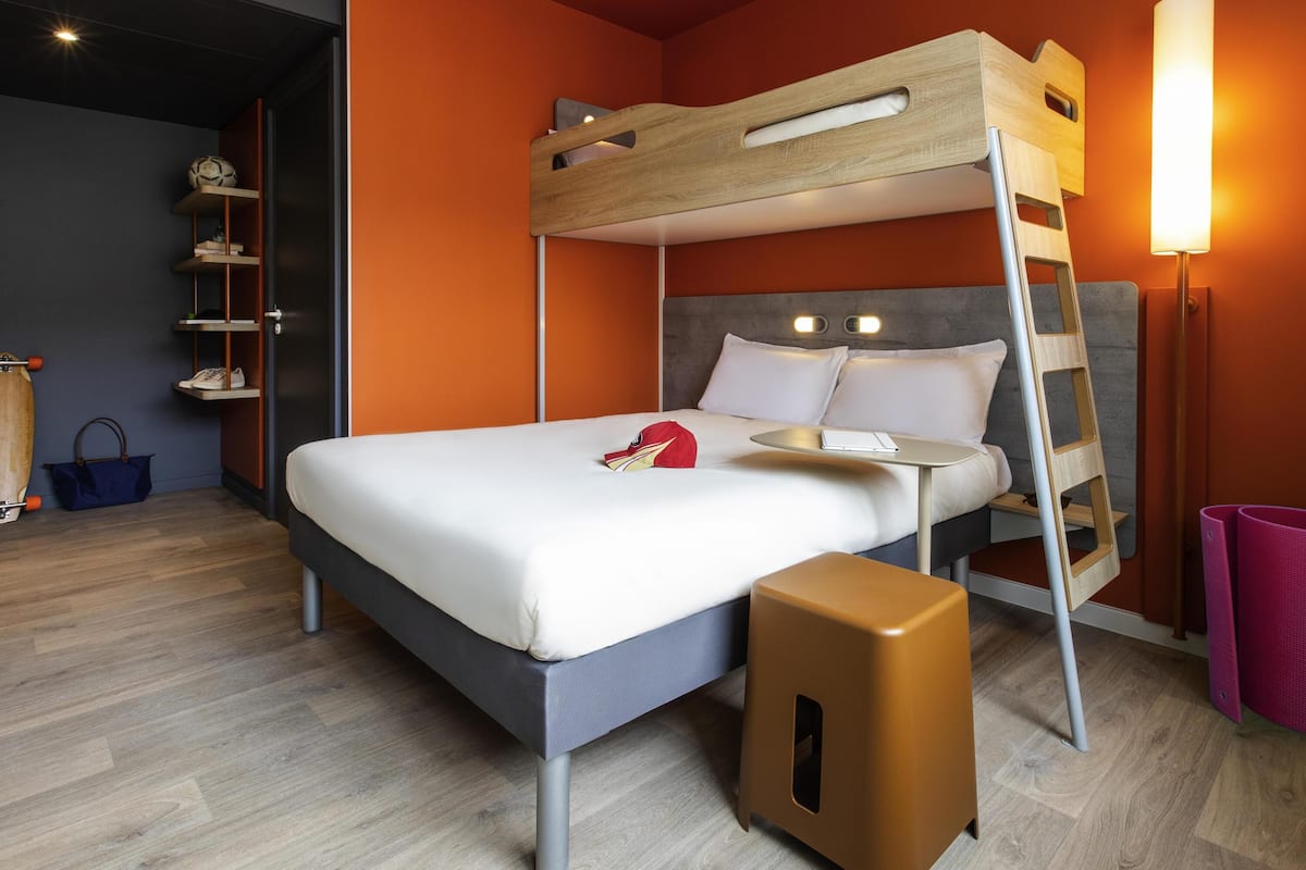 Familiekamer | Luxe beddengoed, pillowtop-bedden, een bureau, verduisterende gordijnen