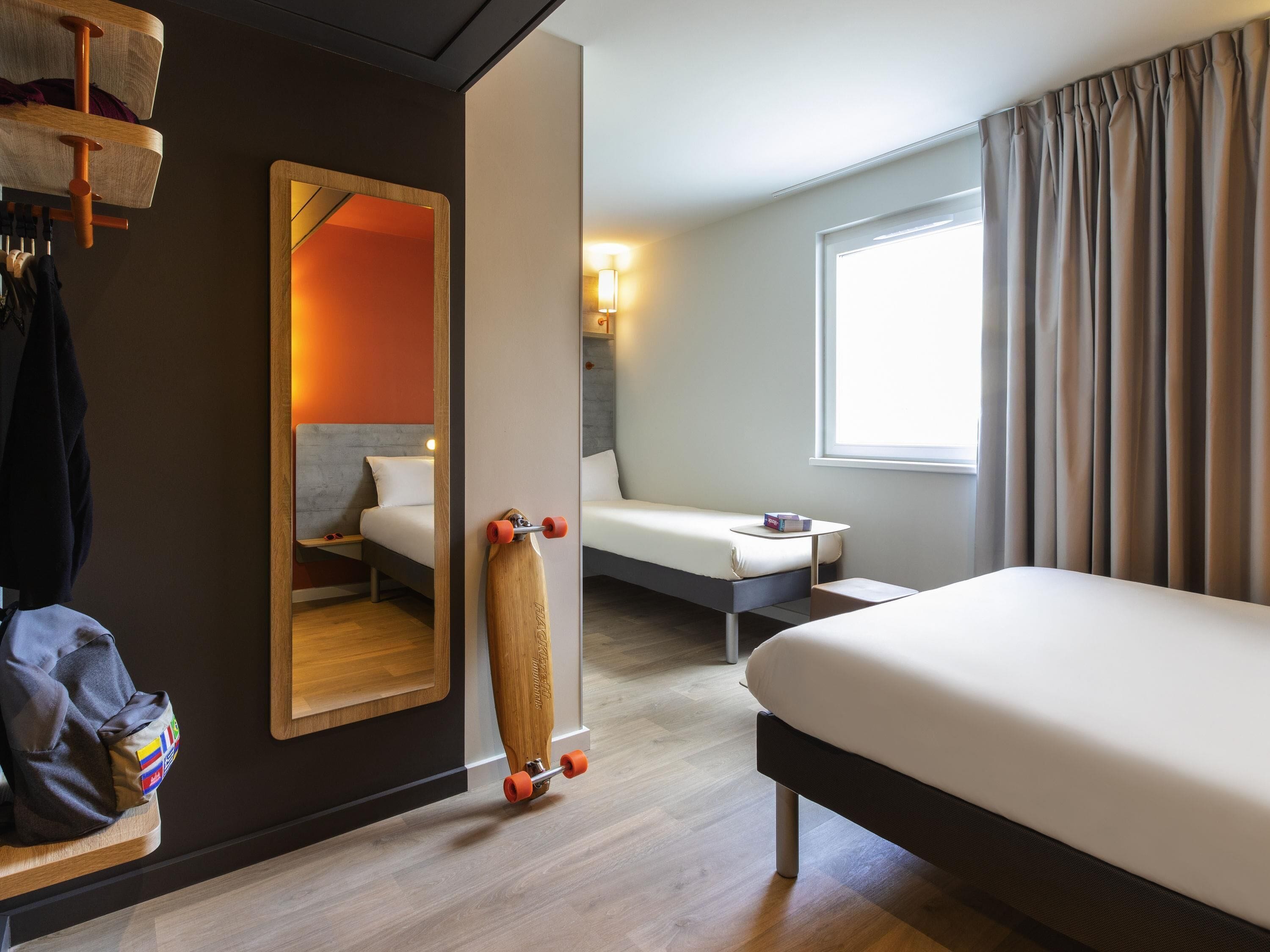 Literie de qualité supérieure, surmatelas, bureau, rideaux occultants