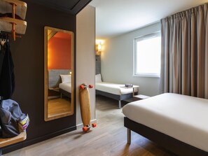 Roupas de cama premium, camas com colchões pillow-top, escrivaninha