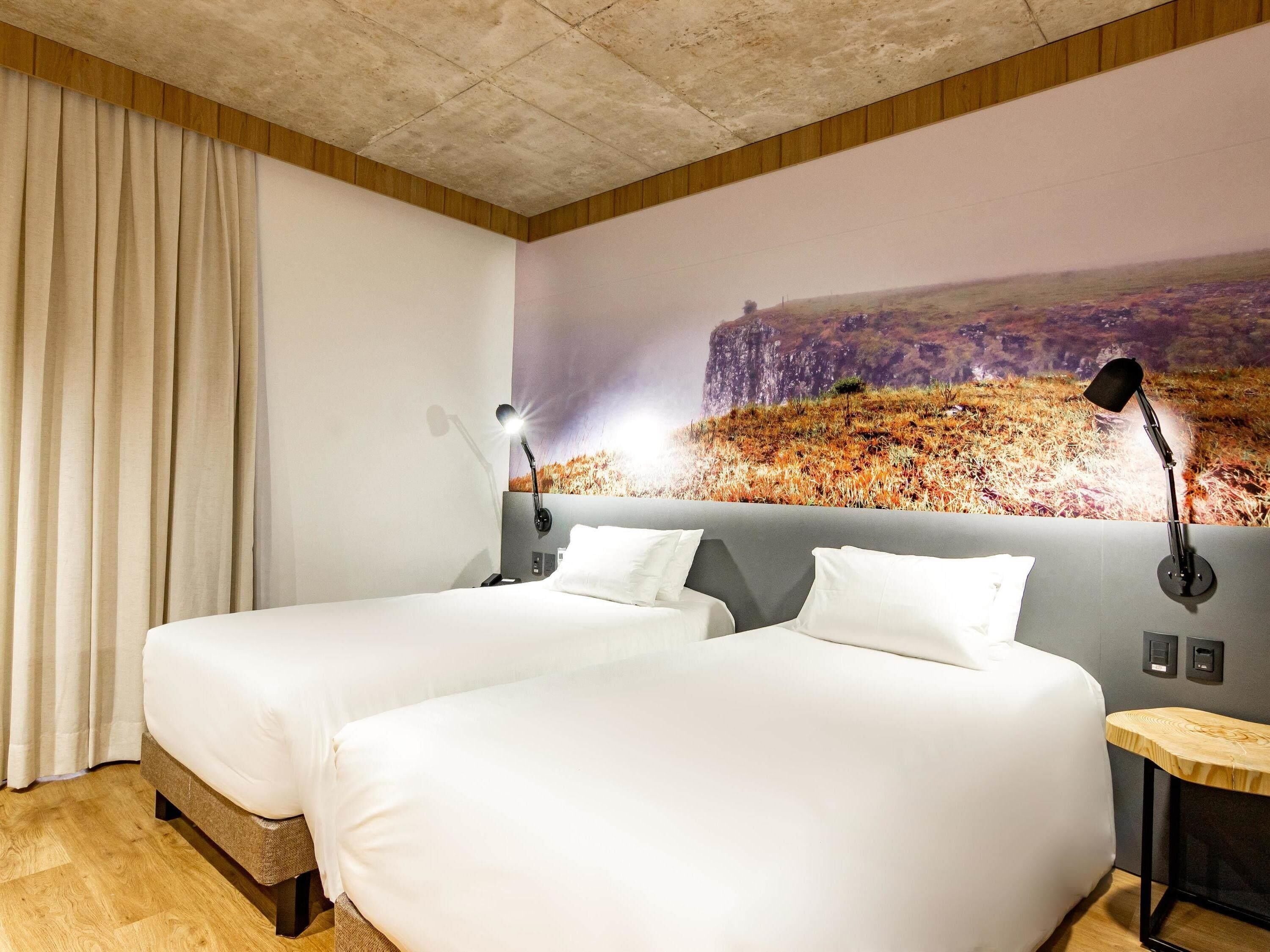 Standard Room, 2 Twin Beds | Minibar, desk, soundproofing, free WiFi