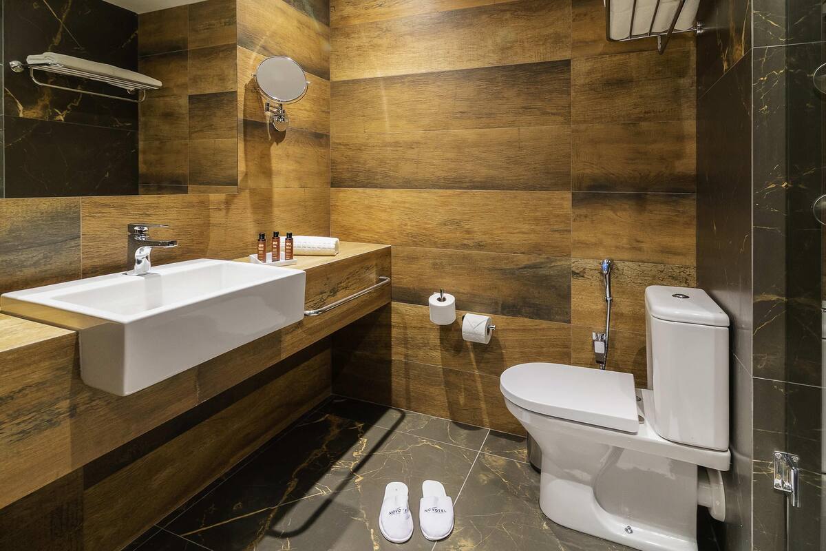 ميني بار ومكتب وتجهيزات عازلة للصوت وواي فاي مجانًا