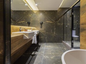 Minibar, bureau, chambres insonorisées, Wi-Fi gratuit