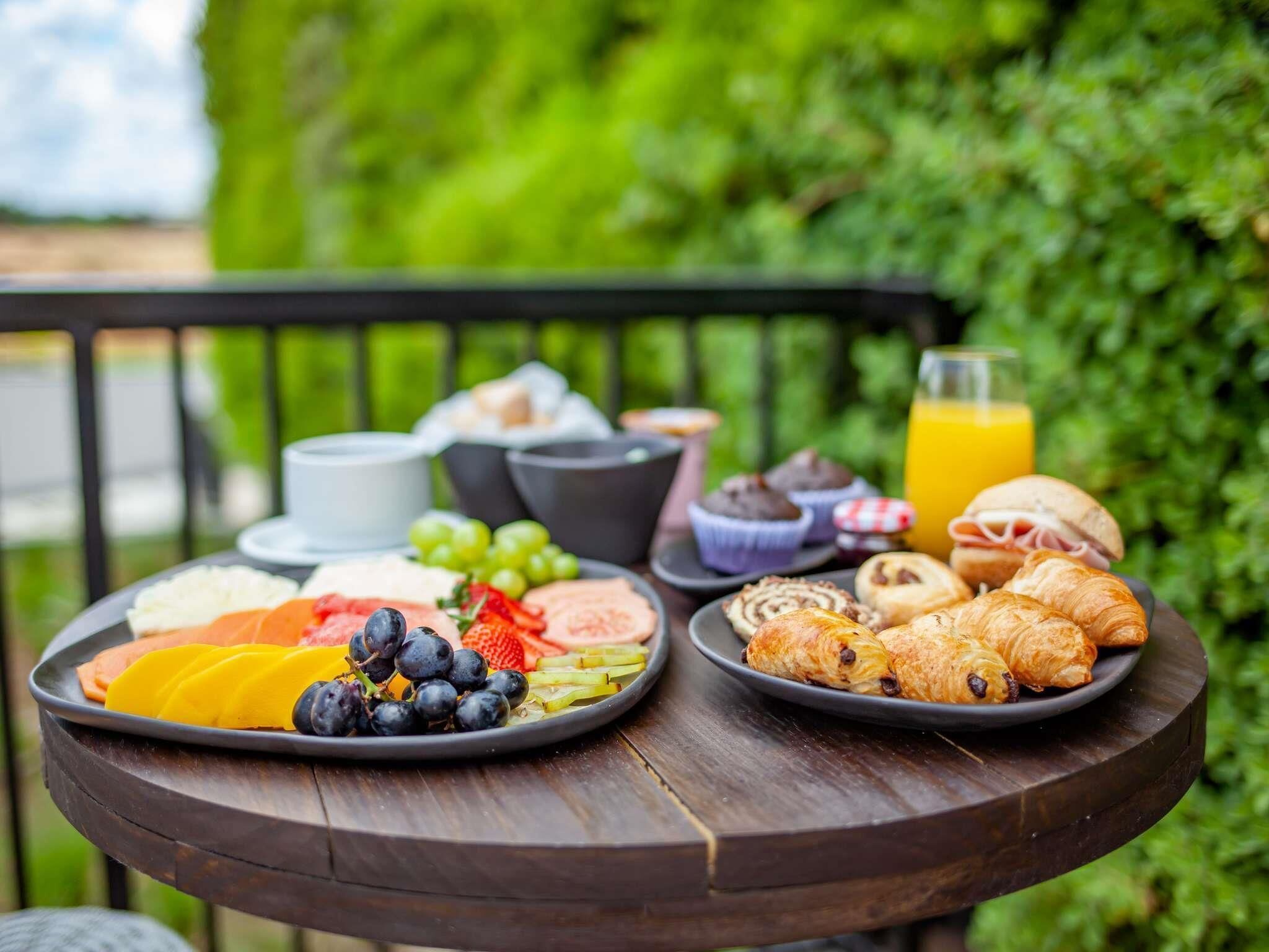 Daily buffet breakfast for a fee