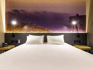 Minibar, escritorio, sistema de insonorización y wifi gratis