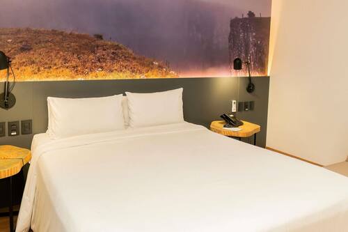 Quarto superior, 1 cama de casal | Frigobar, escrivaninha, quartos à prova de som, Wi-Fi de cortesia