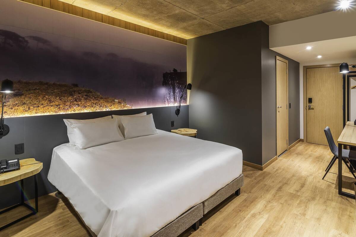 ميني بار ومكتب وتجهيزات عازلة للصوت وواي فاي مجانًا