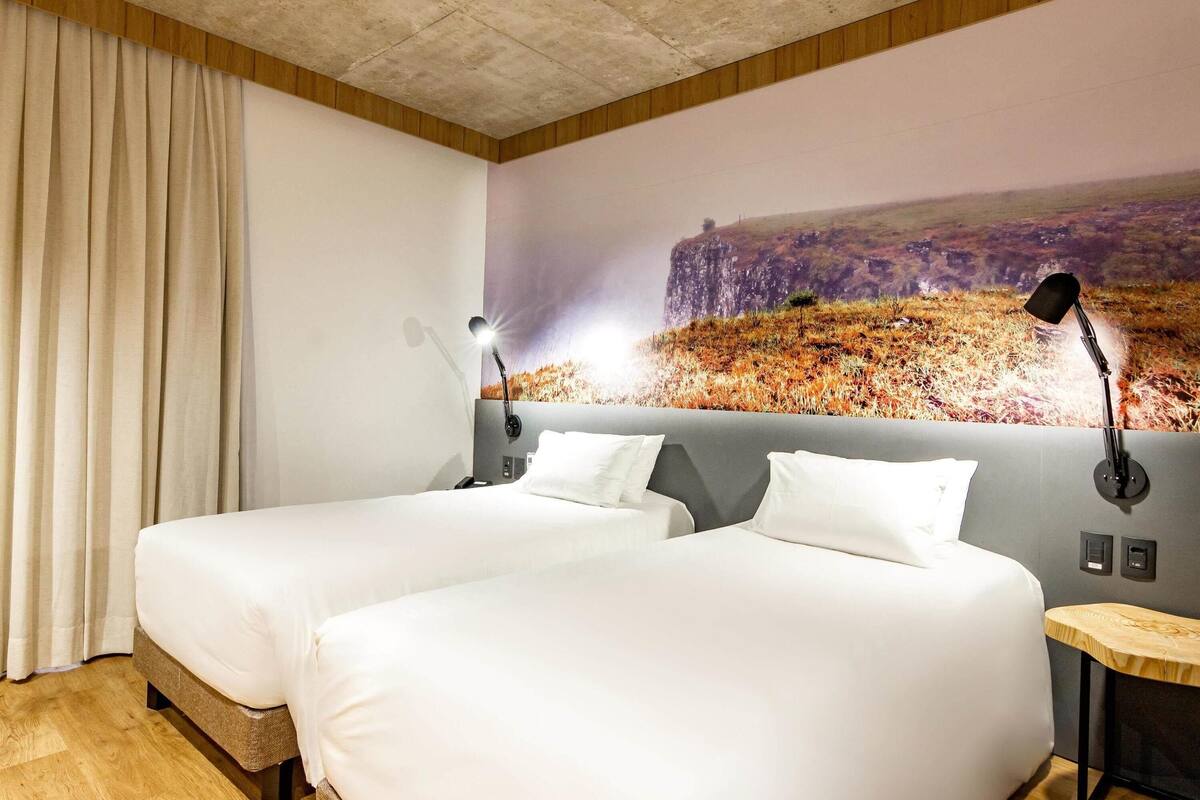 Standardzimmer, 2 Einzelbetten | Minibar, Schreibtisch, schallisolierte Zimmer, kostenloses WLAN