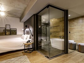 Minibar, escritorio, sistema de insonorización y wifi gratis 