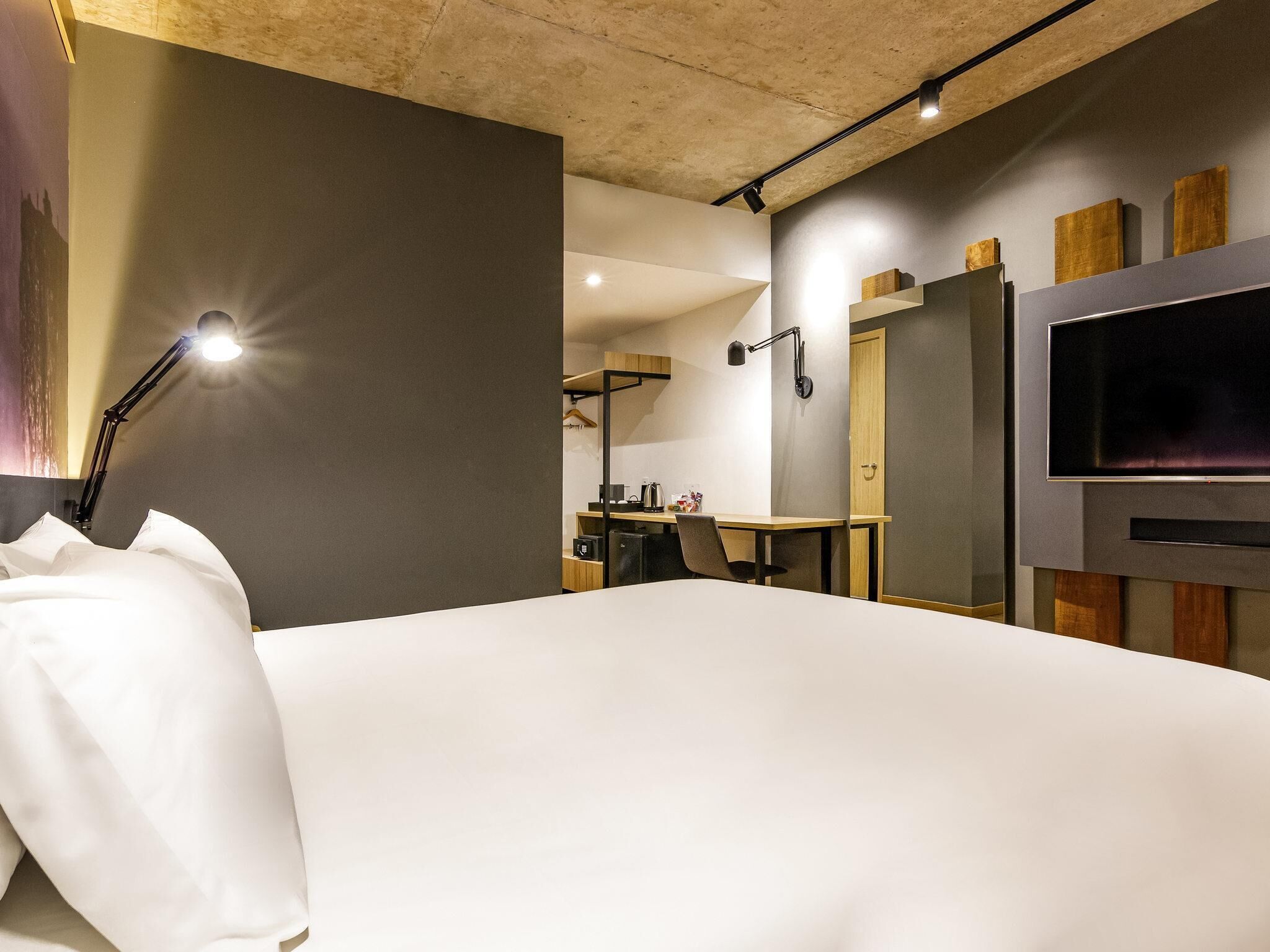Executive Room, 1 Double Bed | Minibar, desk, soundproofing, free WiFi
