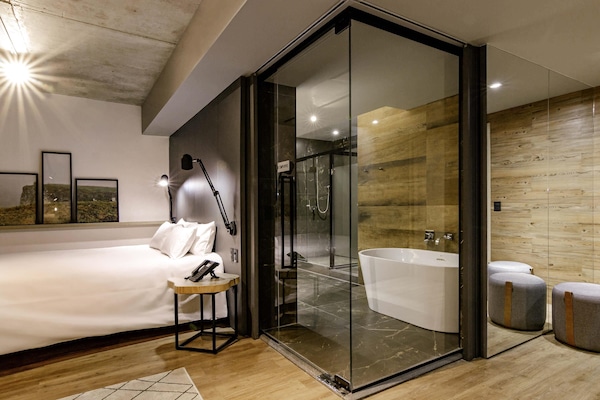 Minibar, desk, soundproofing, free WiFi