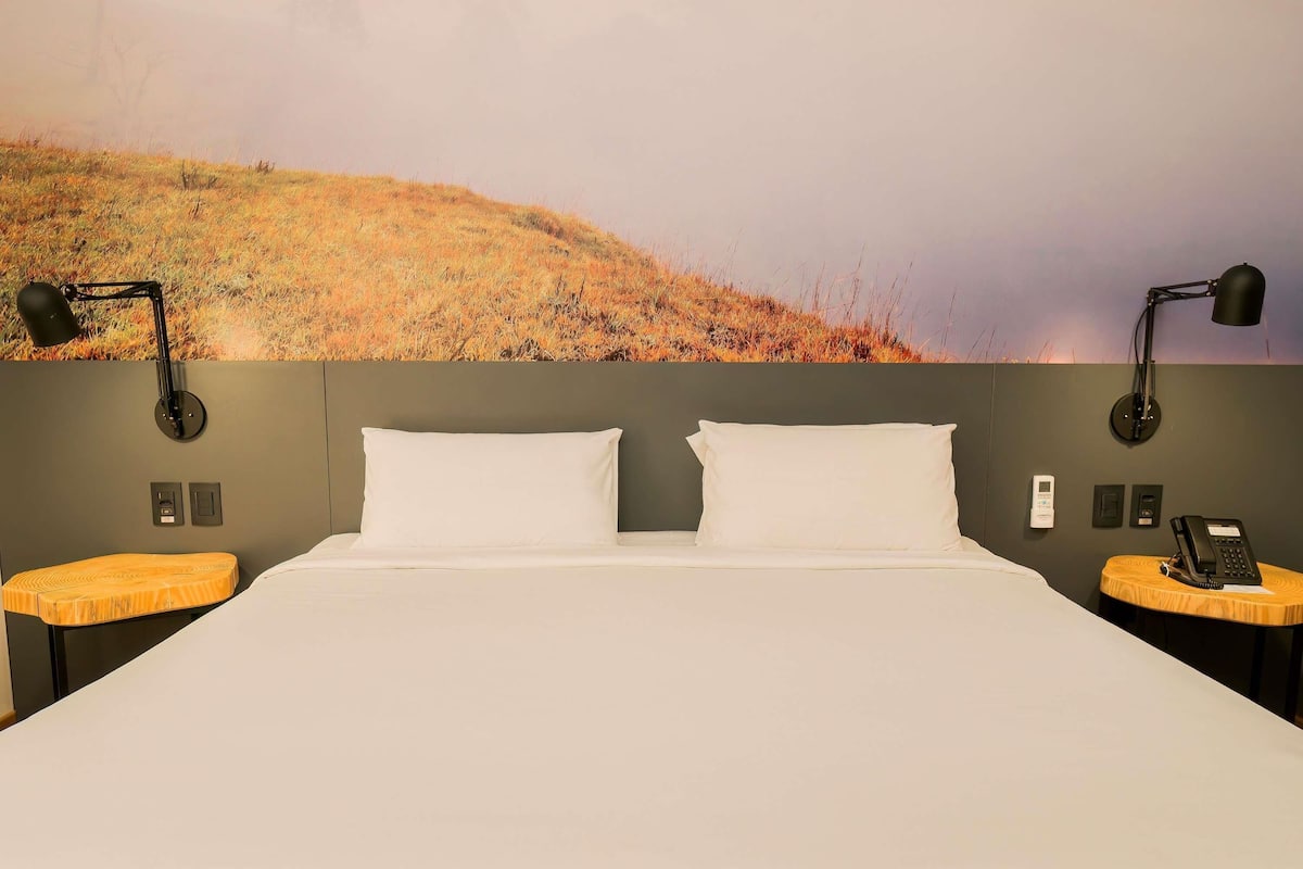 Quarto superior, 1 cama de casal | Frigobar, escrivaninha, quartos à prova de som, Wi-Fi de cortesia