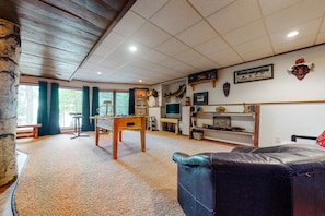 Fernseher, Kamin, DVD-Player, Tischfußball