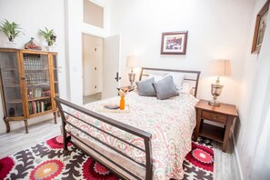 6 bedrooms, desk, iron/ironing board, travel cot - Hacienda House on Vineyard w/Pool/Hot Tub/GameRoom (Salinas)