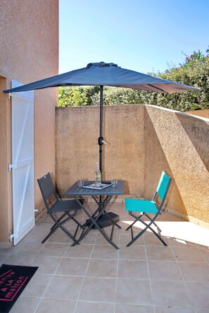 Outdoor dining - Studio Di Felicita - Proche plage avec terrasse (Eccica-Suarella)