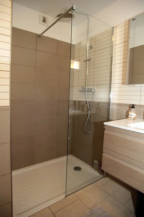 Sèche-cheveux, serviettes fournies