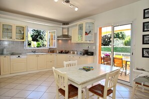 Réfrigérateur, micro-ondes, four, lave-vaisselle