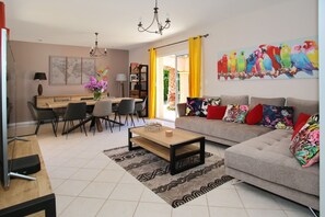 Télévision, lecteur de DVD, chaîne hi-fi