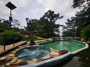 Una piscina al aire libre