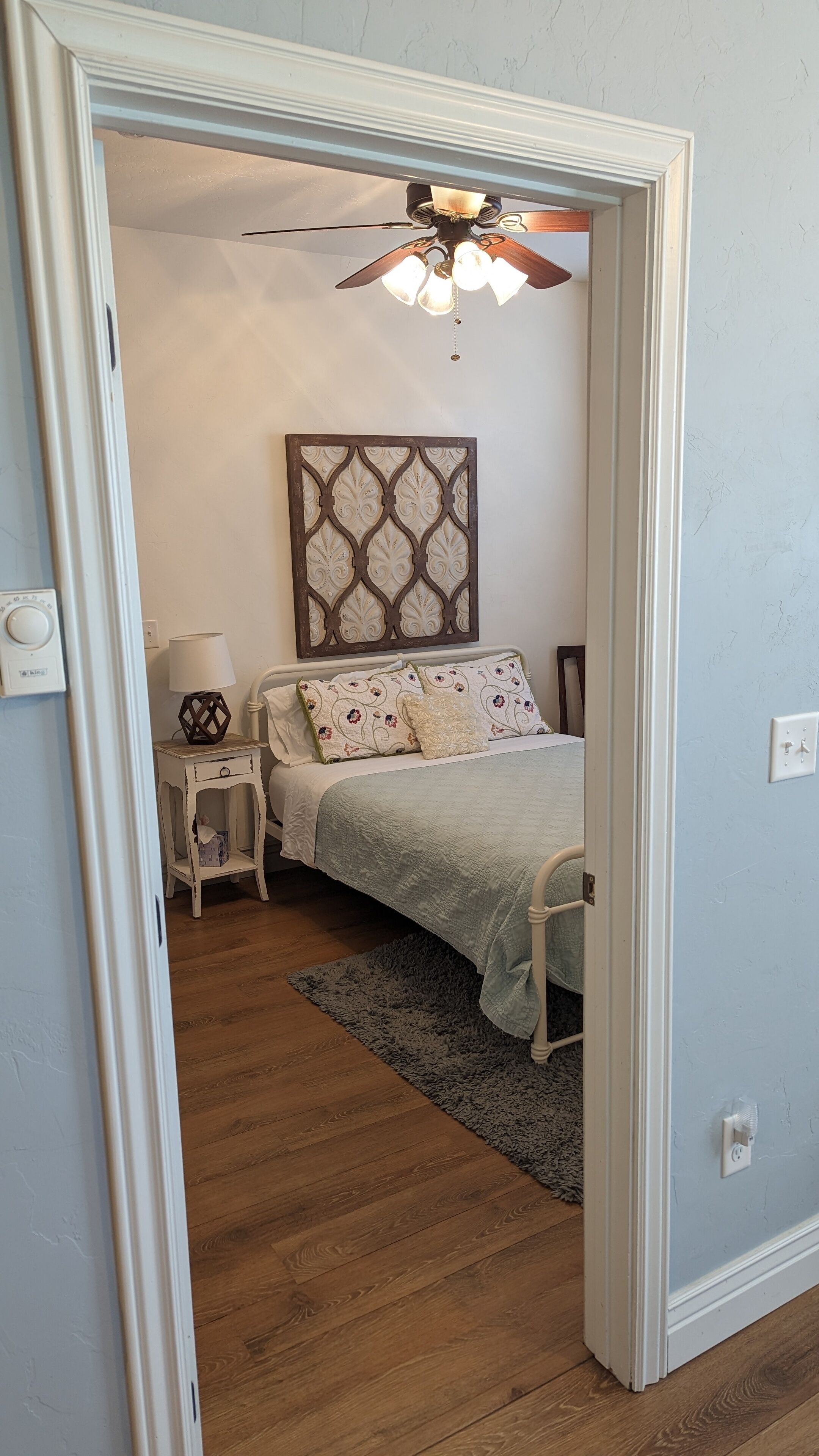 Private guest suite with kitchen and no cleaning fee 