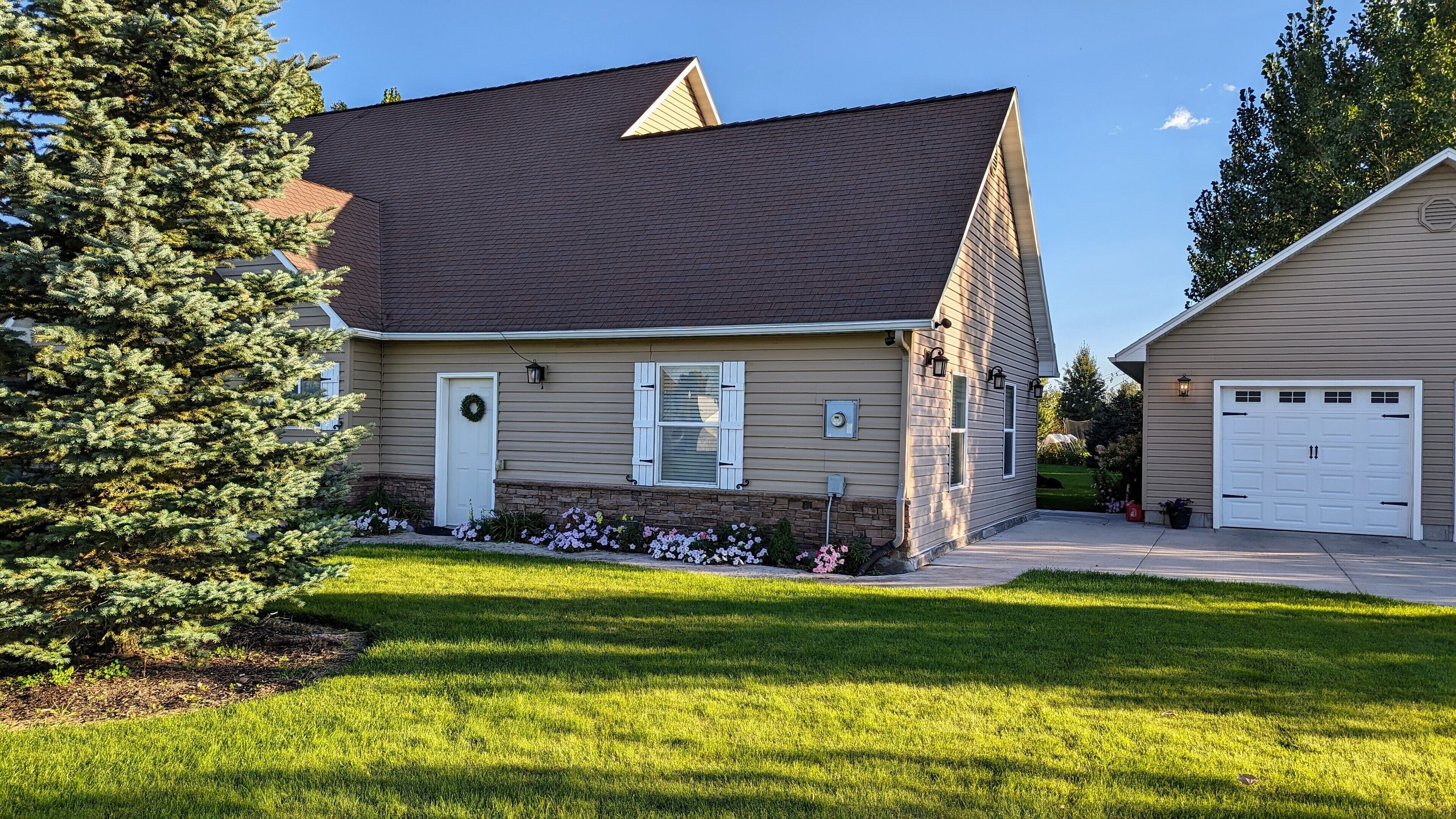 Private guest suite with kitchen and no cleaning fee 