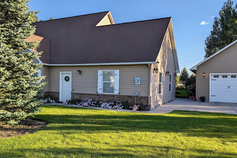 Private guest suite with kitchen and no cleaning fee
