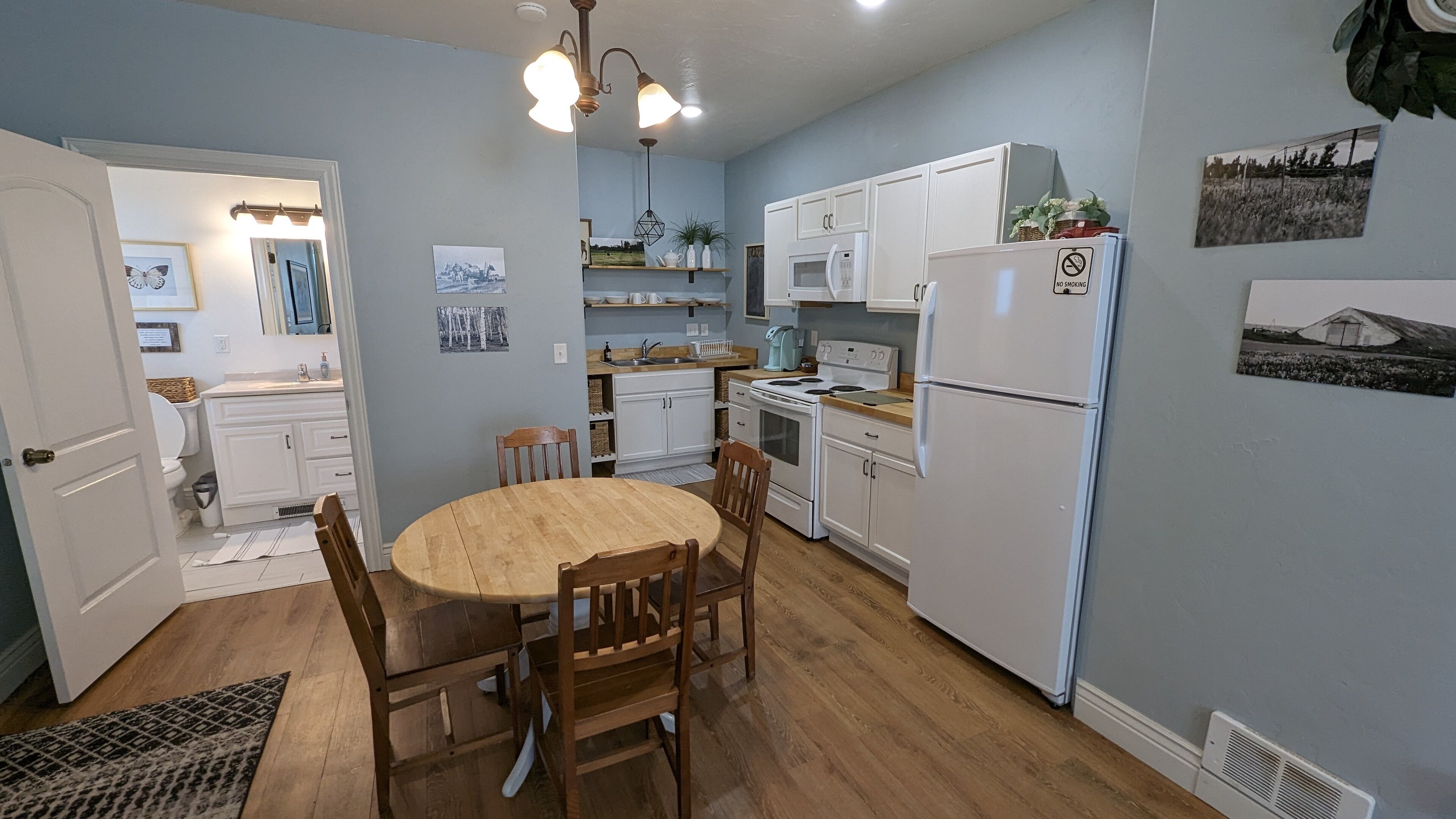 Private guest suite with kitchen and no cleaning fee 